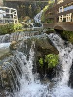Wasserfall hinter dem Restaurant  