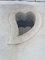 Herzen Fensterchen auf den Häusern - Sinagra, Sizilien 