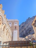 Seitenausgang mit Sicht auf Rocca di Cefalù - Sizilien