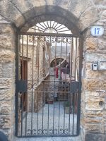 Alte Gemäuer und eiserne Tore in Cefalù - Sizilien