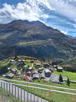 Bergdorf im Sonnenlicht