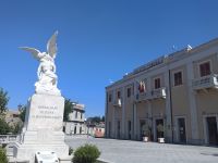 Auf dem Markplatz von Montalbano-Elicona - Sizilien 