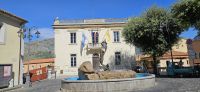 Maratea, Rathaus und Brunnen
