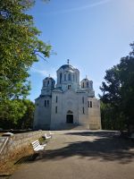 Die Kirche von St.Georg auf Oplenac wartet auf die Besucher um ihre Schätze zu zeigen 