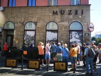 Was gibt es da zu sehen? Touristen am Atentatplatz in Sarajevo 