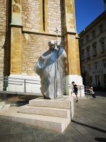 die Statue von Papst Johannes Paul II vor der Kathedrale in Sarajevo 