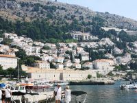 Die alten Quarantenenhäuser von Dubrovnik in Hintergrund