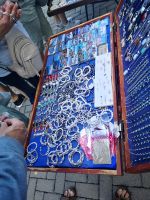 Der frühe Vogel fängt den Wurm - ein Händler auf dem Hotelhof am frühen Morgen 