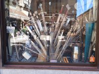 Geschäfte mit Messer und Schwerten - tradionelles Handwerk in Toledo, Spanien 