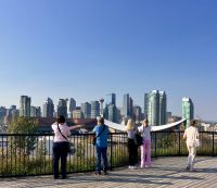 Der Satteldom vor der Skyline