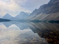 Spiegelung auf Bow See auf der Gletscher Parkstrasse