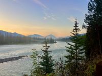 Der Athabasca Fluss früh morgens vom Hotel aus in Jasper