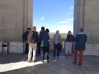 Ausblick ins Grüne von Madrid vom Hof des Palacio Real - Madrid, Spanien 