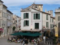 Vor dem Amphitheater in Arles 