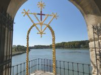 Blick zur Rhone auf der Brücke von Avignon 