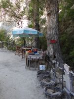 Kappadokien, das „Mesgendir Valley Cafe“ liegt einladend am Weg.