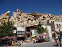 Kappadokien, Çavuşin, die Wohnwand schwebt wie eine Kulisse über dem Ort.