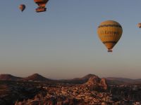 Kappadokien, Ballonfahrt, die Burg von Uçhisar im Morgenlicht.