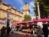 Markt und Rathausturm in Aix-en-Provence 