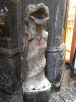 Palazzo Carafa della Spina, Seemonster zum Auslöschen der Fakeln