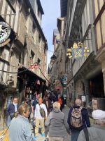 Rundreise Normandie und Bretagne: Der schmale Weg hoch zum Kloster von St. Michel