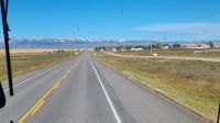 Fahrt durch die weiten Prärie-Landschaften in die Rockies