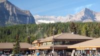 Lake Louise Einkaufszentrum mit Blick zum Victoria Gletscher