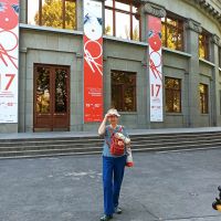 Jerewan: Inge mit Gipsarm vor der Oper