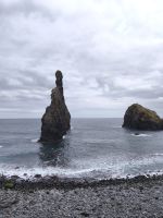 Tag 3 Blick auf Lava-Felsen an der Küste von Ribeira da Janal 
