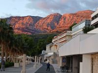 Die Promenade von Podgora im Abendlicht