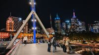 Southbank Melbourne mit Blick auf Flinders Station 