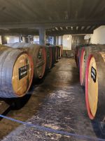 Tag 6 Blick auf Madeiraweinfässer in Blandys Weinkeller Funchal 