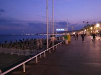 Strandpromenade in Nizza am Abend 