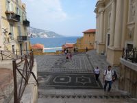 Blick auf Wappenmosaik in Menton 