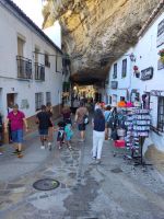Setenil de las Bodegas hat seinen Namenszusatz aufgrund der unter den Fels gebauten Häuser