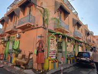 Bunt verzierte Häuser in Marrakesch