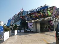 Vor dem Festspielhaus in Cannes 