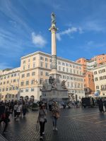 Säule mit Marienstatue nähe span. Treppe