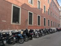 Bei den sehr engen Strassen sind Zweiräder eine gute Alternative