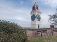 Der Uhrturm der Festung