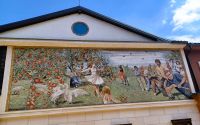Andricgrad, Wandmosaik mit idealisierter Lebensdarstellung 