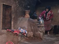 Hausherrin der Berberfamilie im Ourika Tal