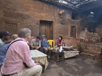 Teezeremonie im Haus einer Berberfamilie im Ourika Tal