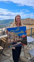 Reisebegleiterin Anette mit Werbeplakat zum Drehort 