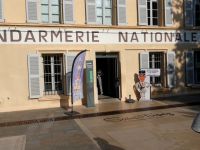 vor der Gendarmerie von Louis de Funes