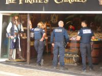 Was macht die Polizei? Sie stellt sich unter.....