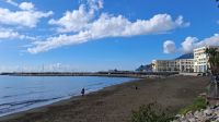 Blick von Strandpromenade zum Hafen Salerno