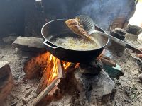 der Fisch wird frittiert