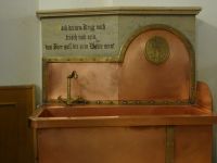 München, Hofbräuhaus, hier wäscht jeder sein Bierseidel aus, bevor er wieder im Regal verschlossen wird.