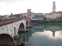 Verona, Ponte Pietra ist nach dem Zweiten Weltkrieg wieder aufgebaut worden. 